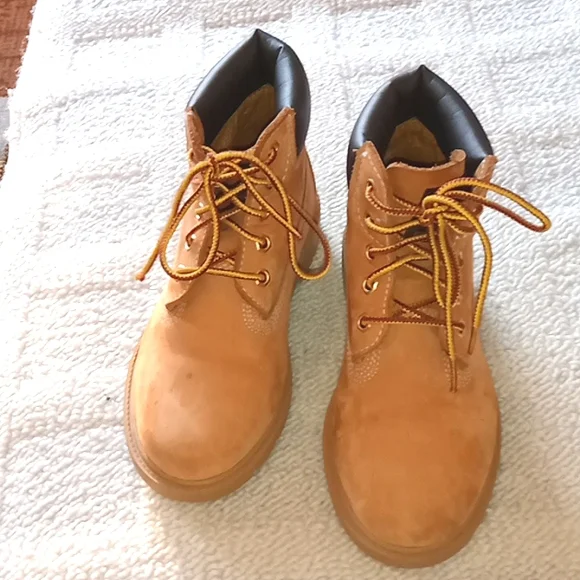 Timberland kids boot, size 13.5, pre loved cond. Waterproof, Unisex - Picture 2 of 9